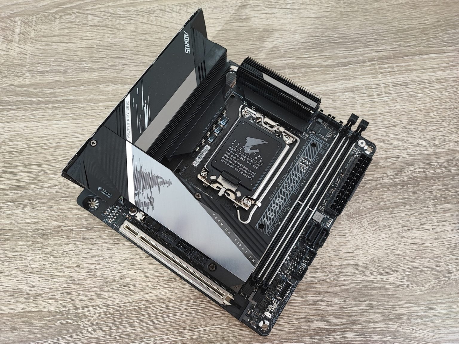Review Aorus Z690i ULTRA 1
