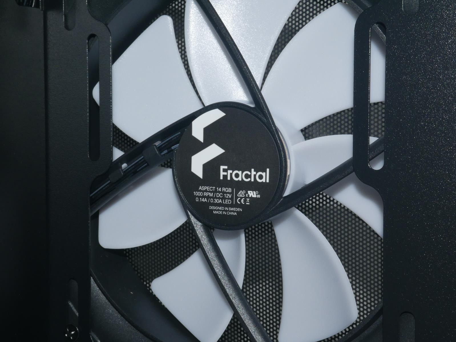 Review Fractal Focus 2 RGB White 49