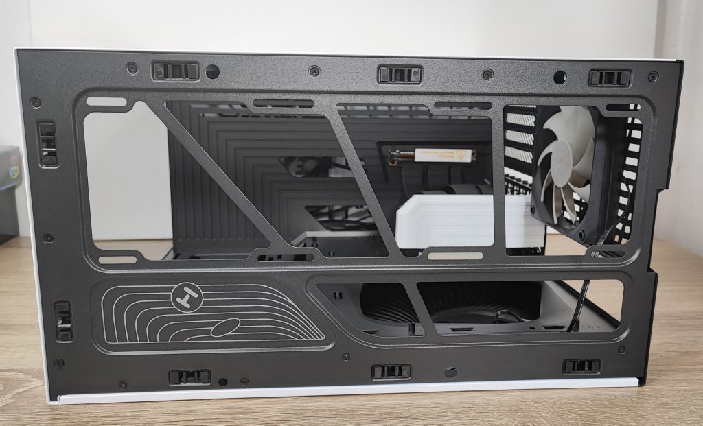 Review HYTE y40 24 Review HYTE y40 24