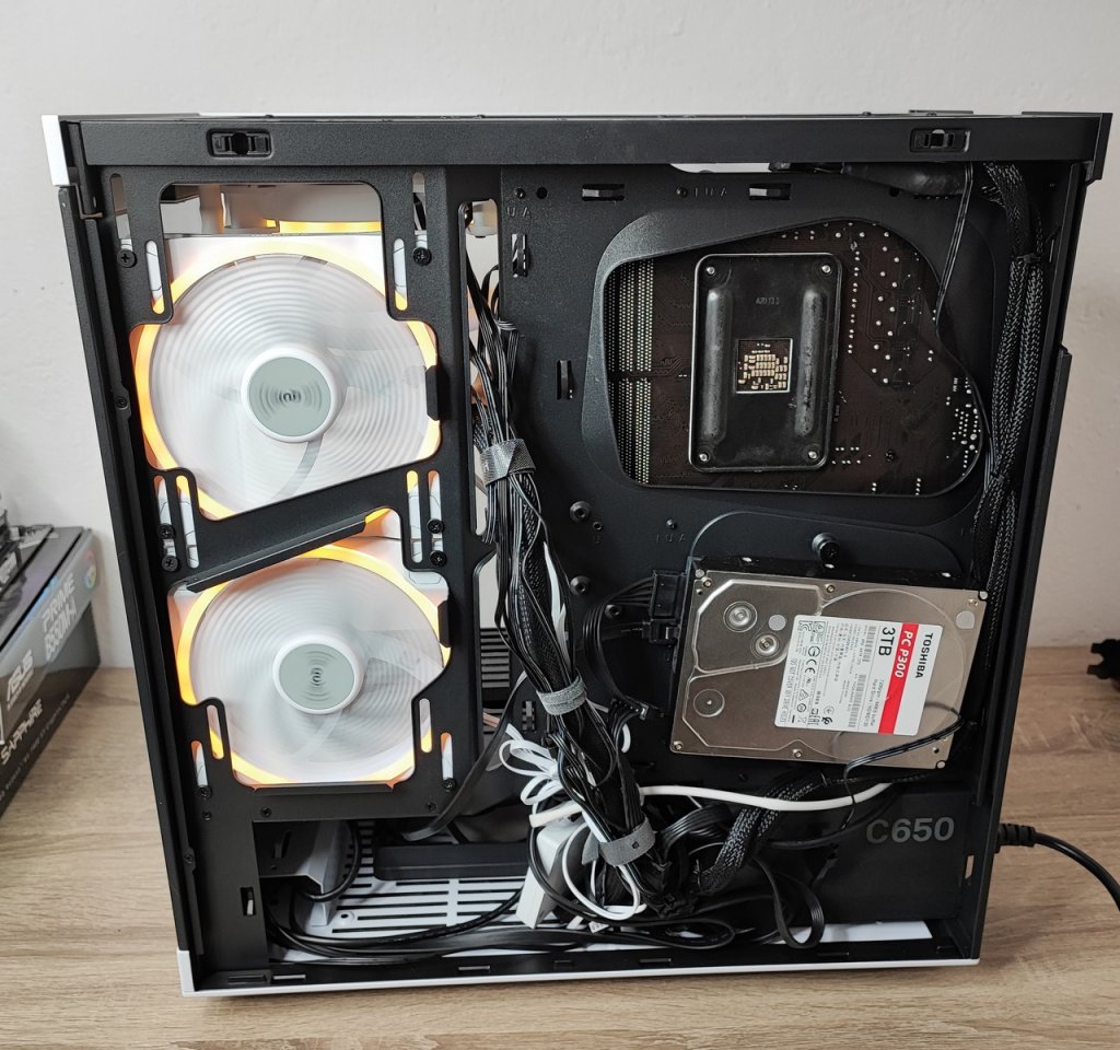 Review HYTE y40 26 Review HYTE y40 26