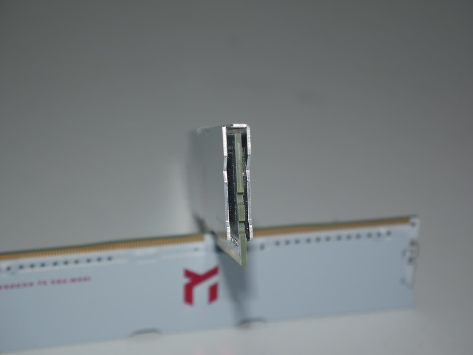 Review IRDM PRO DDR4 CRIMSON 9 Review IRDM PRO DDR4 CRIMSON 8