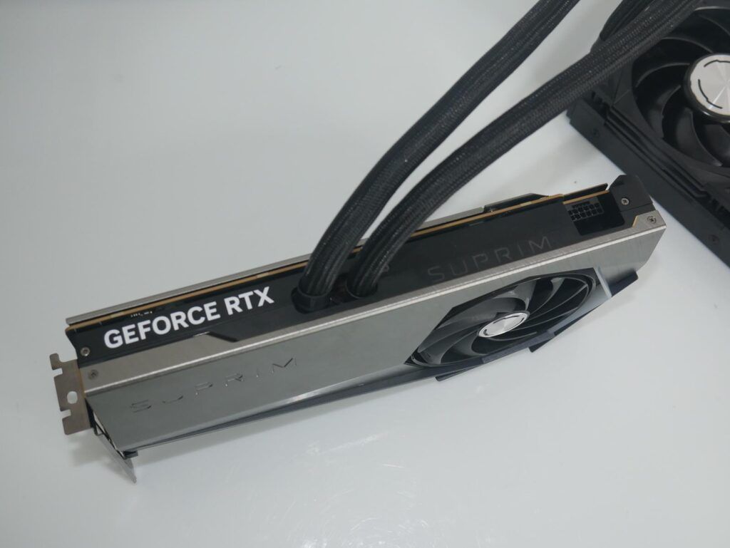 Review MSI GeForce RTX 4090 SUPRIM LIQUID X 33