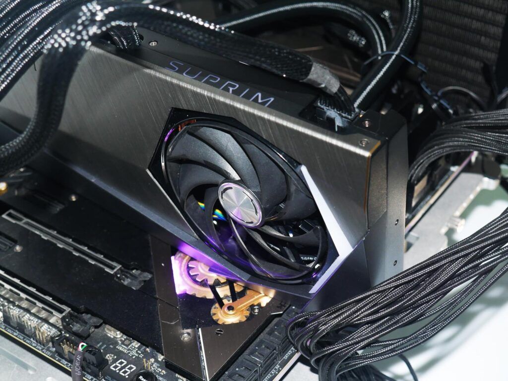 Review MSI GeForce RTX 4090 SUPRIM LIQUID X 22