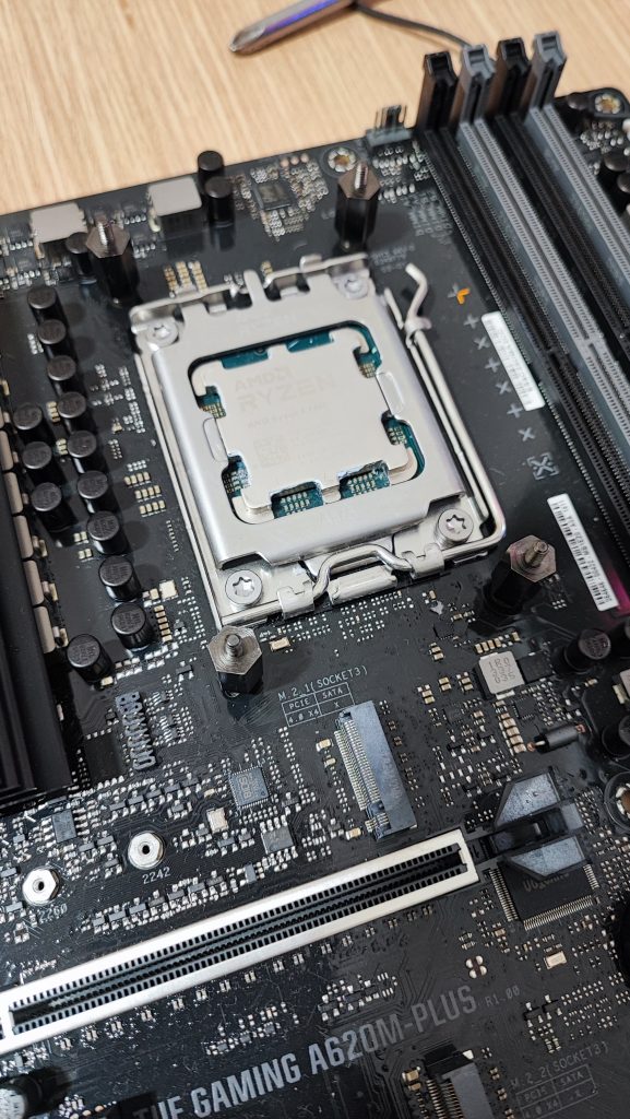MSI MAG CORELIQUID i240