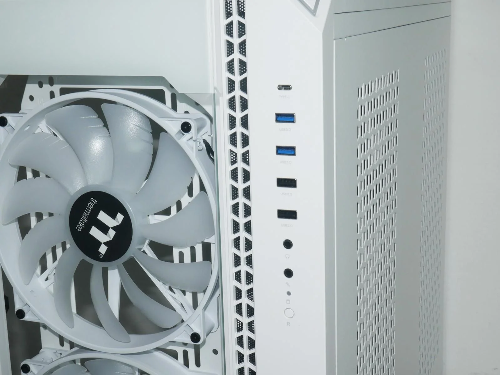 Review Thermaltake View 51 TG Snow ARGB 7 Review Thermaltake View 51 TG Snow ARGB 7