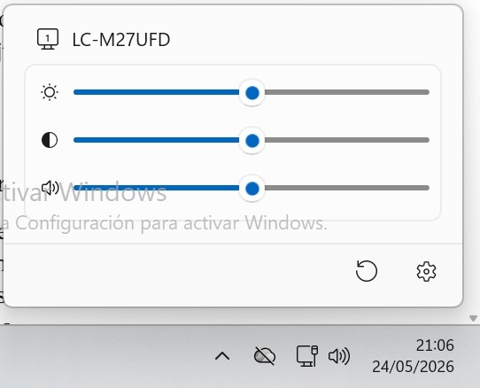 Panel flotante de Power Display en la bandeja de Windows con sliders de brillo, contraste y volumen del monitor Configuracion flotante Power Monitor Power Toys 0.99